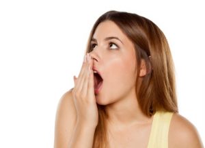 Cara Menghilangkan Bau Mulut yang Bikin PD Lagi